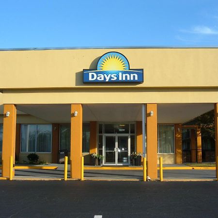 Days Inn By Wyndham Madison Bagian luar foto