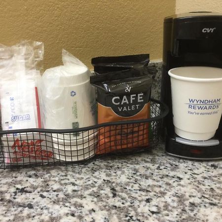 Days Inn By Wyndham Madison Bagian luar foto