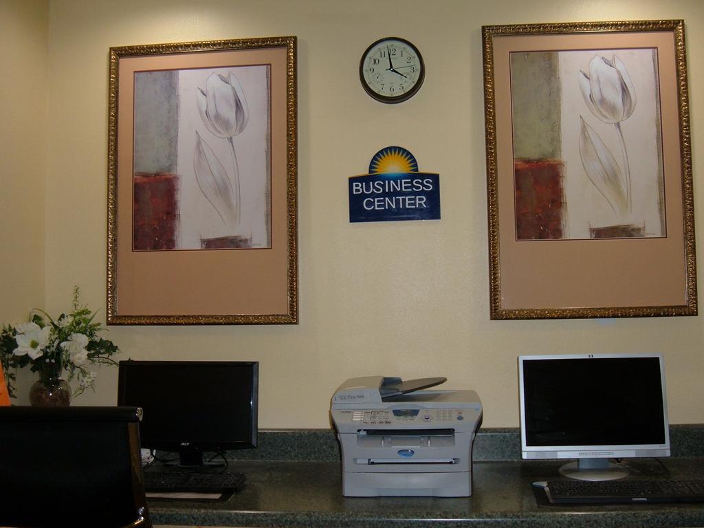 Days Inn By Wyndham Madison Bagian luar foto