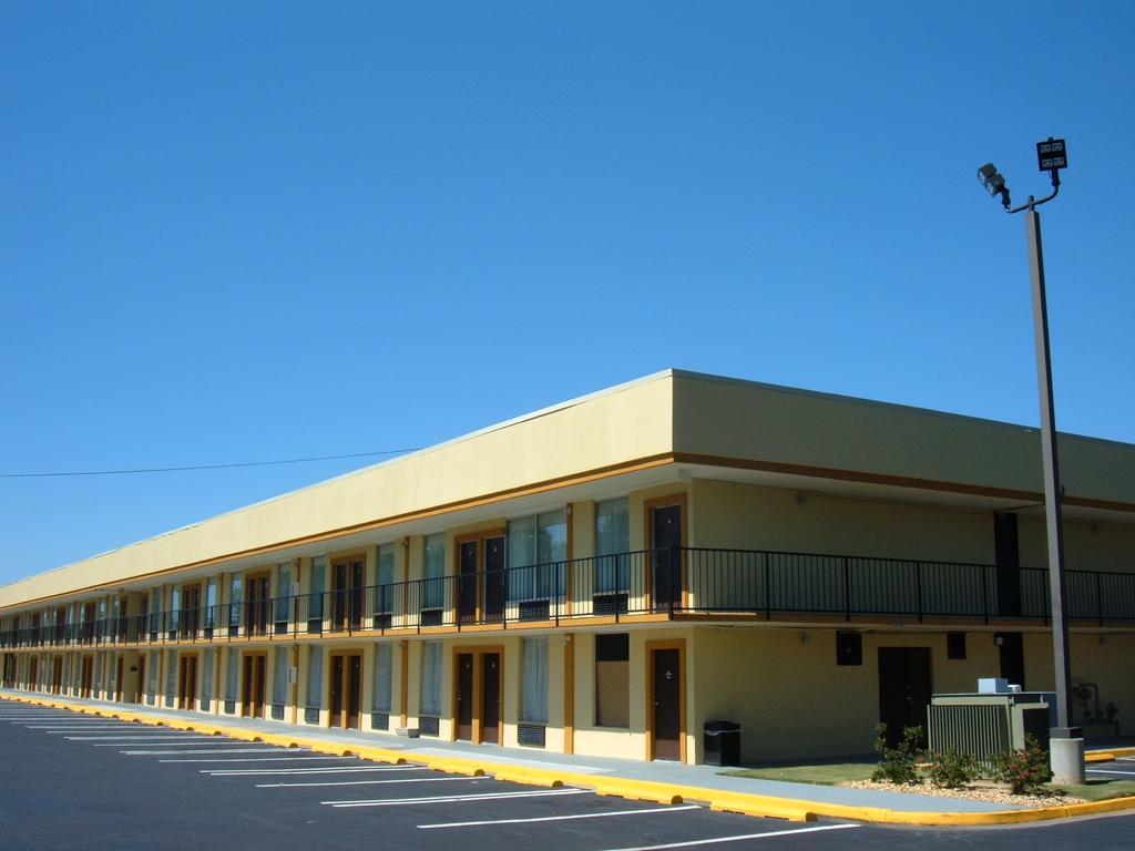 Days Inn By Wyndham Madison Bagian luar foto