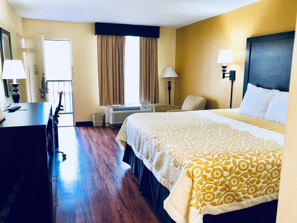 Days Inn By Wyndham Madison Bagian luar foto
