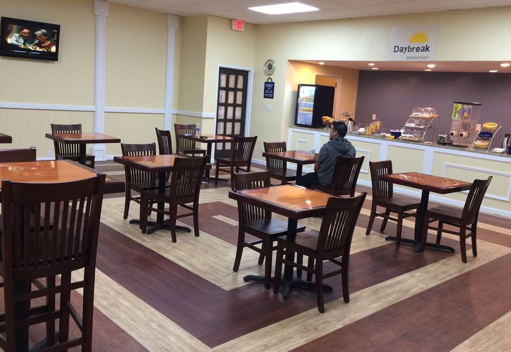 Days Inn By Wyndham Madison Bagian luar foto