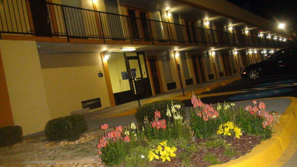 Days Inn By Wyndham Madison Bagian luar foto