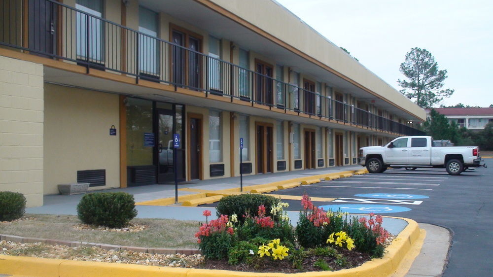 Days Inn By Wyndham Madison Bagian luar foto