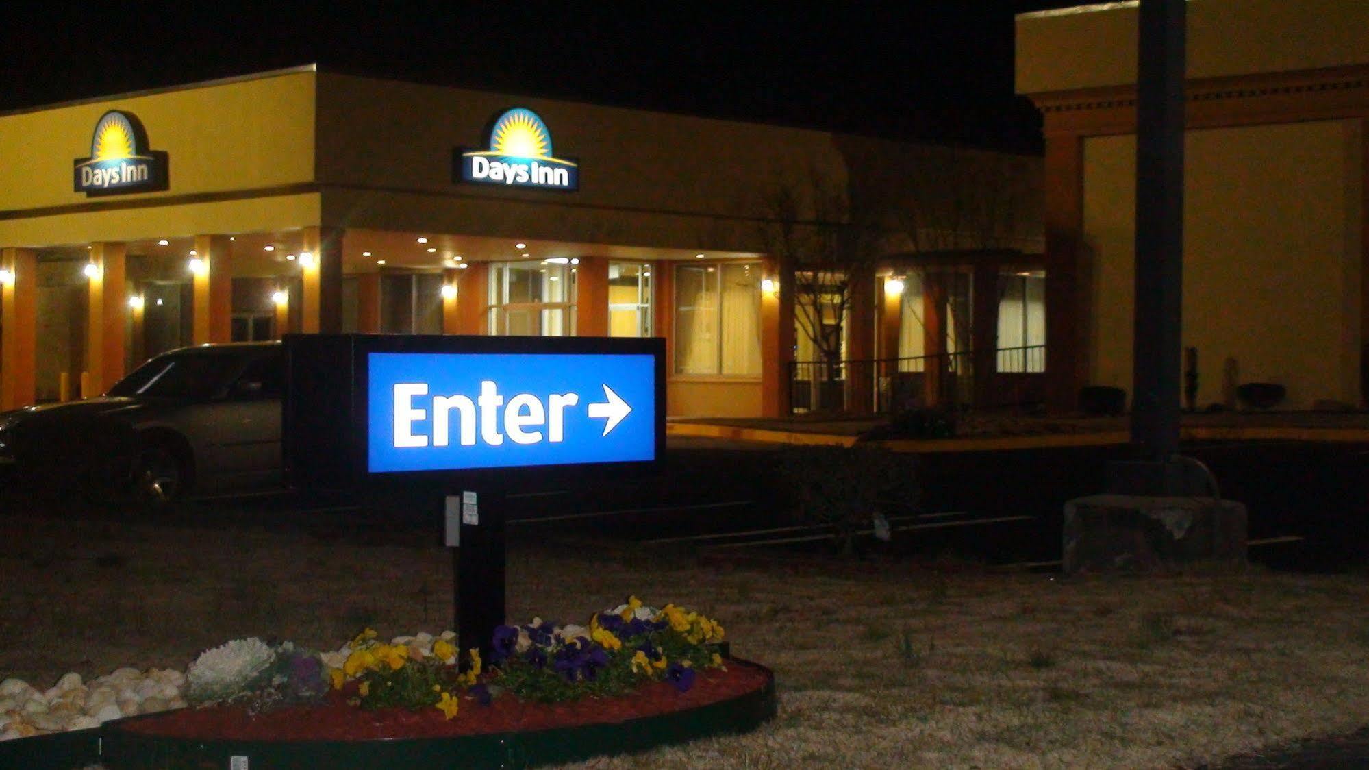 Days Inn By Wyndham Madison Bagian luar foto