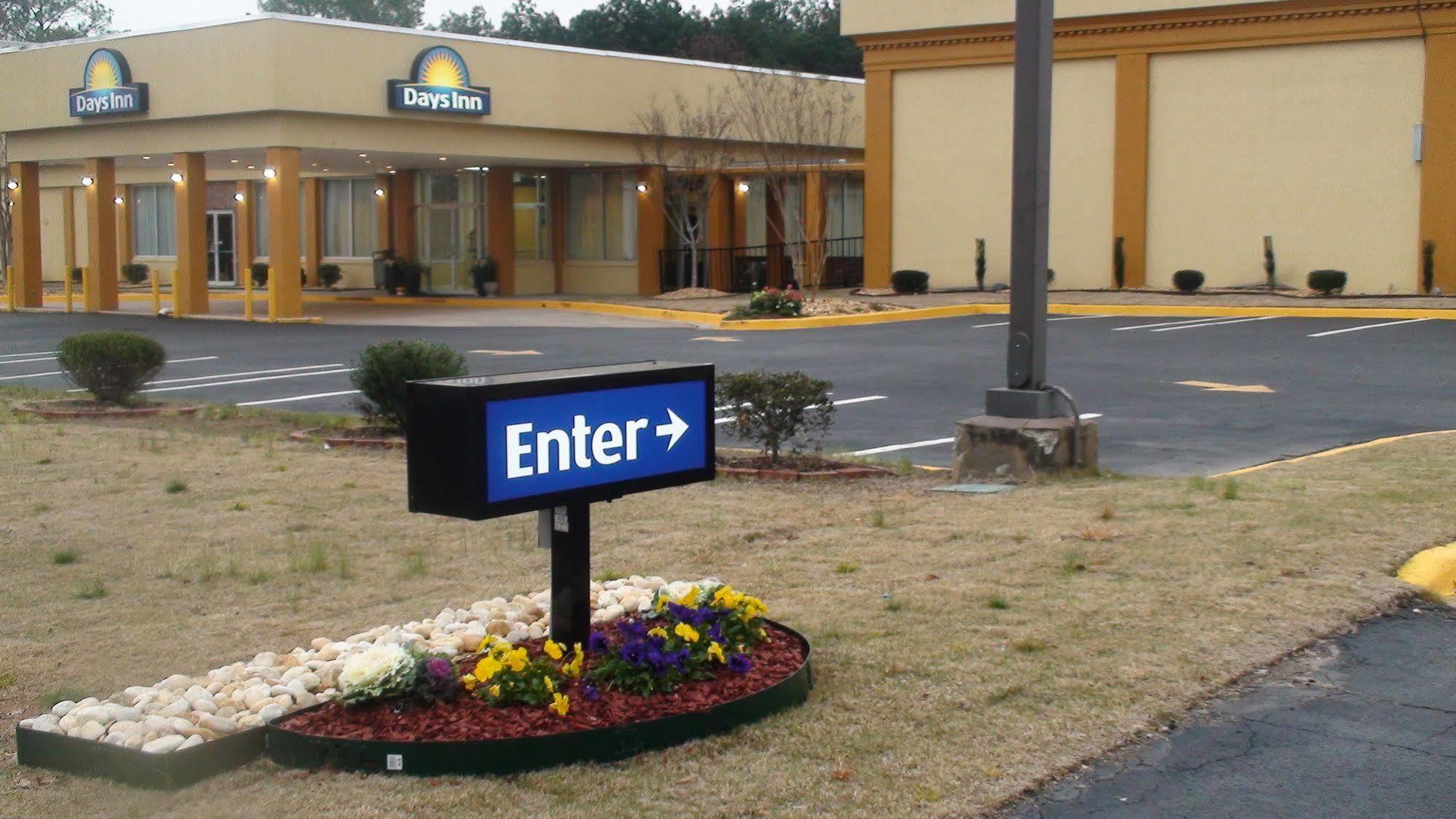 Days Inn By Wyndham Madison Bagian luar foto