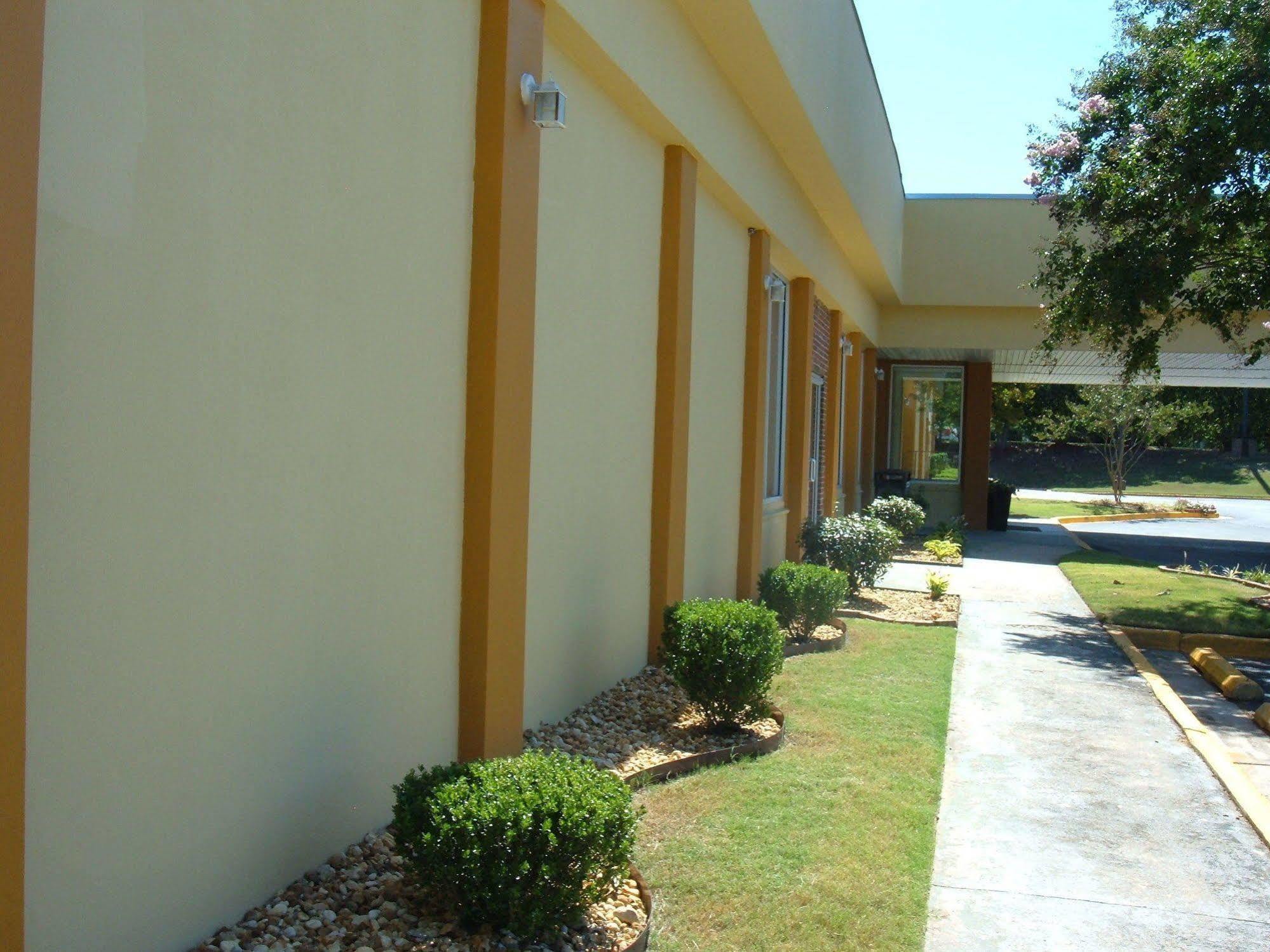 Days Inn By Wyndham Madison Bagian luar foto