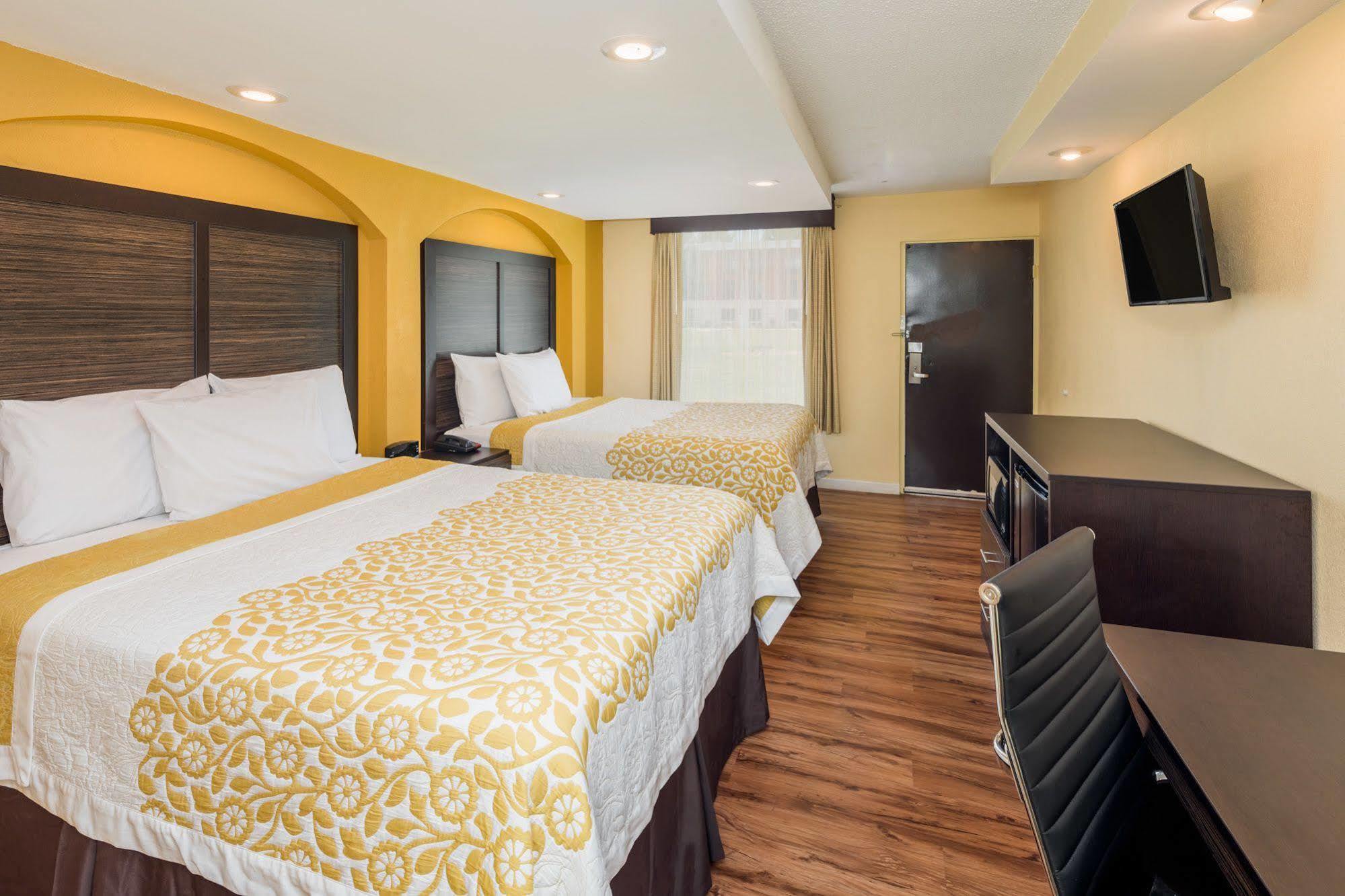 Days Inn By Wyndham Madison Bagian luar foto