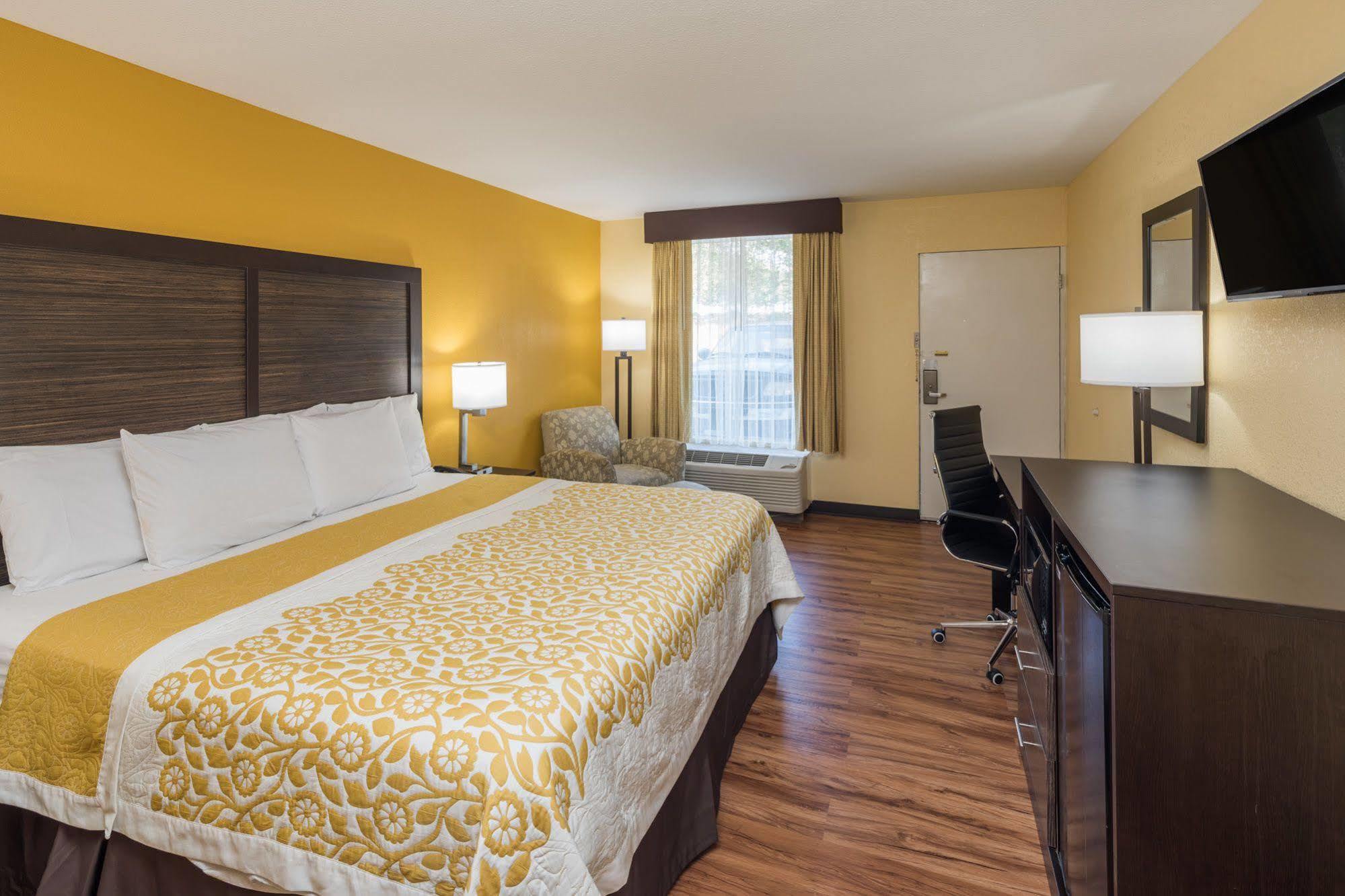 Days Inn By Wyndham Madison Bagian luar foto