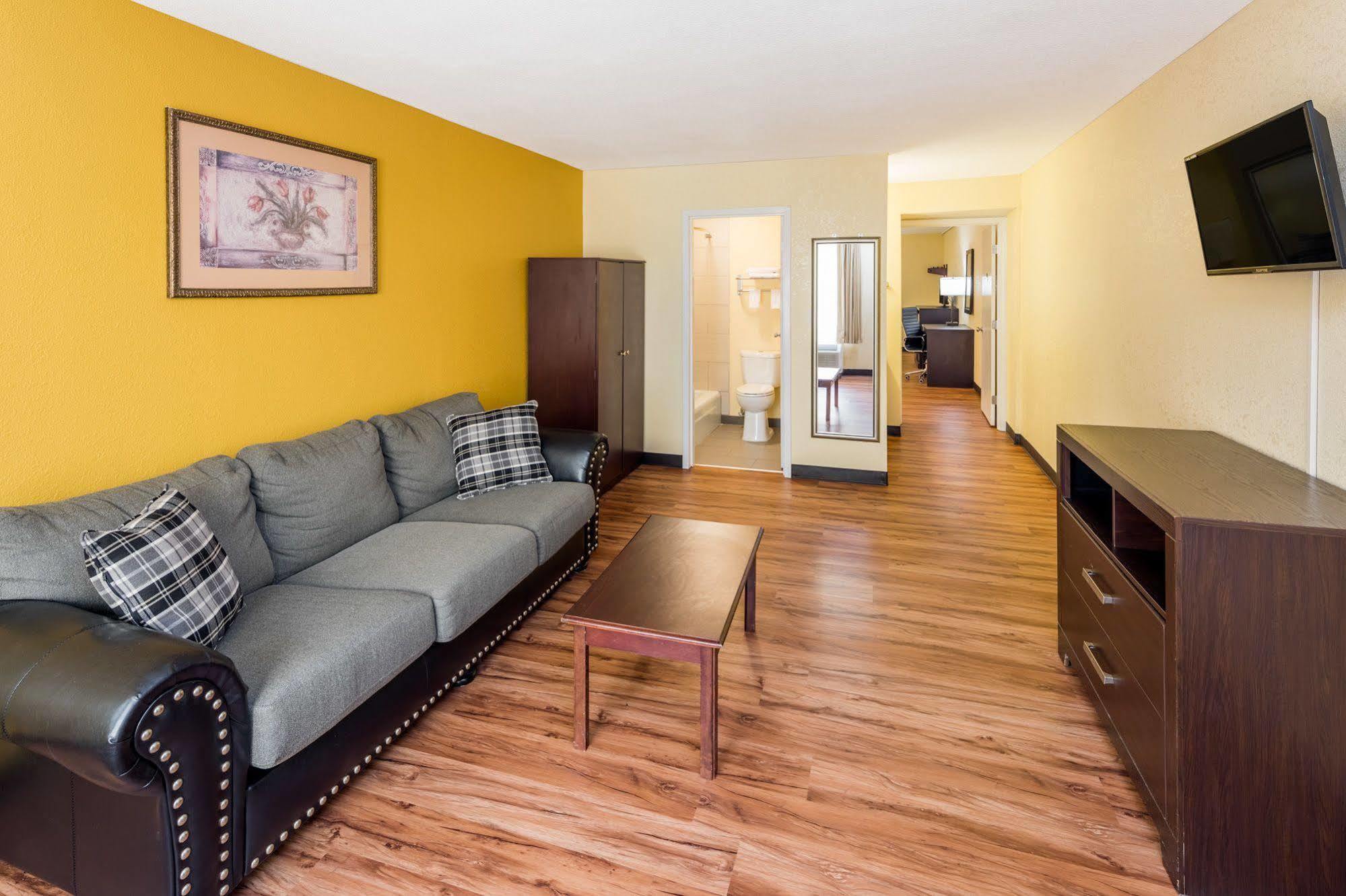 Days Inn By Wyndham Madison Bagian luar foto