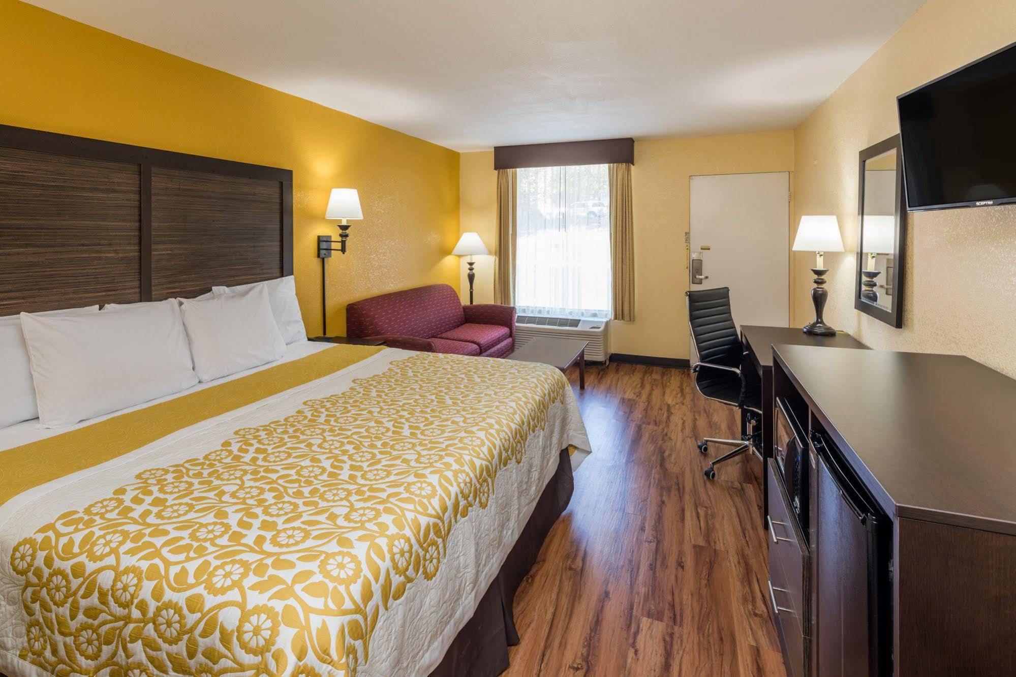 Days Inn By Wyndham Madison Bagian luar foto