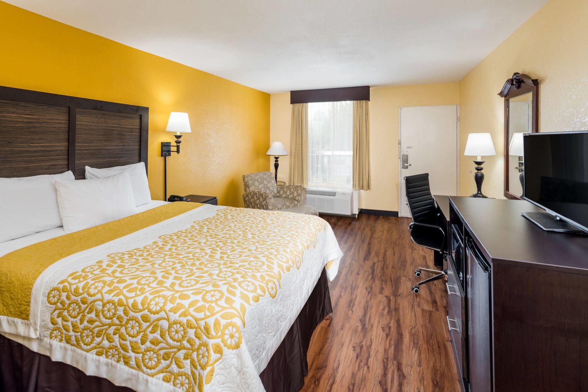 Days Inn By Wyndham Madison Bagian luar foto