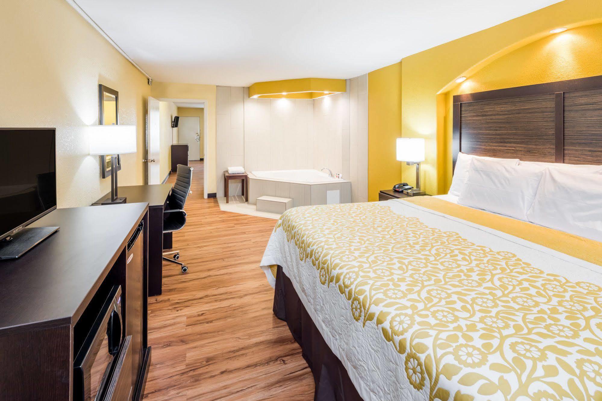 Days Inn By Wyndham Madison Bagian luar foto