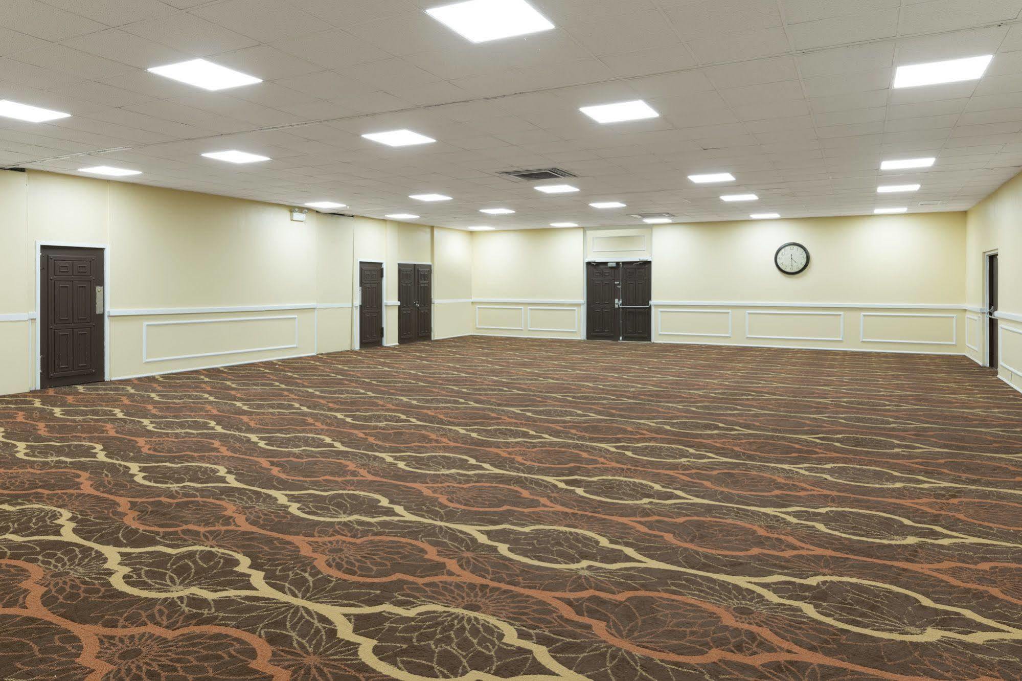 Days Inn By Wyndham Madison Bagian luar foto