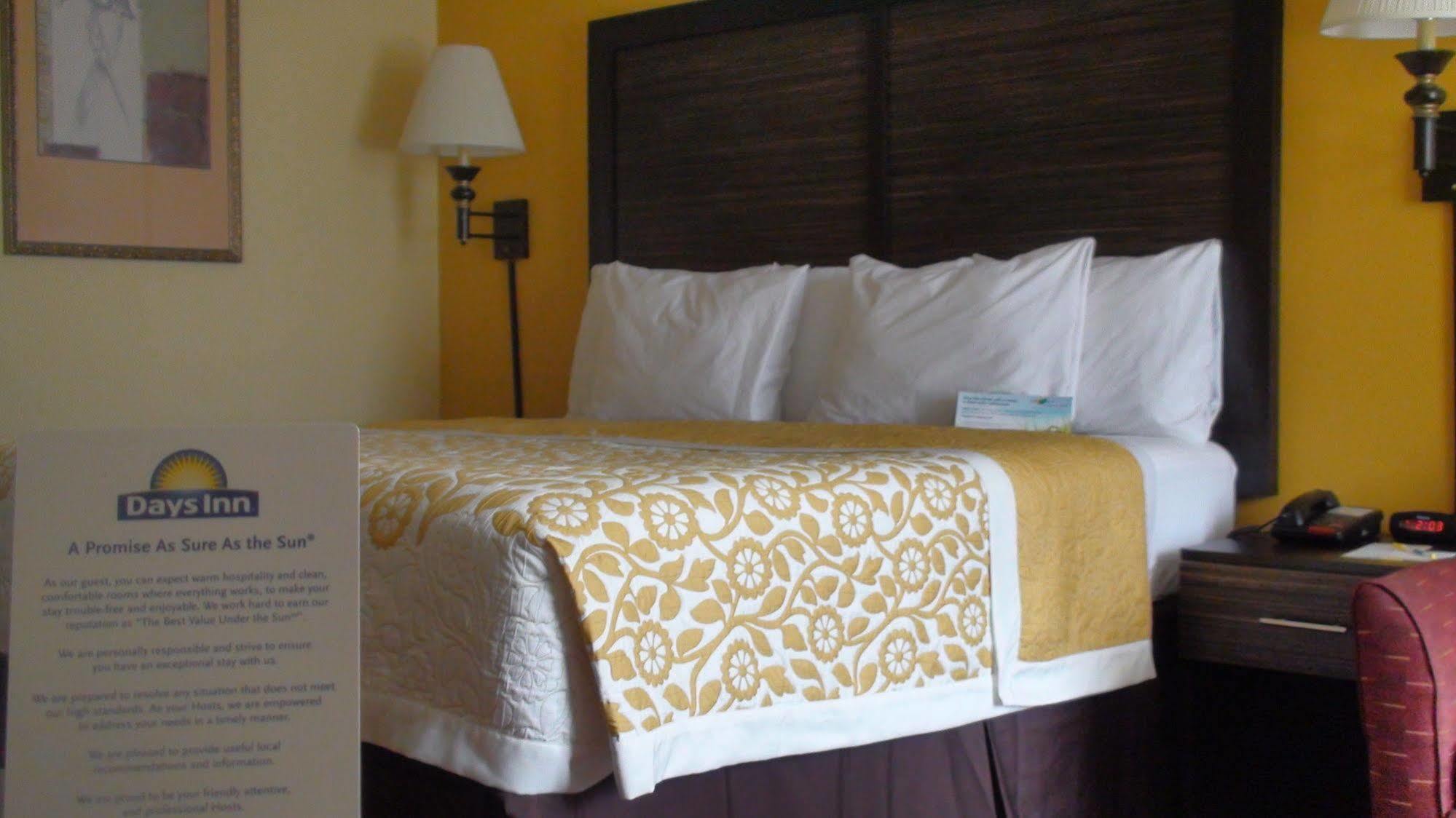 Days Inn By Wyndham Madison Bagian luar foto