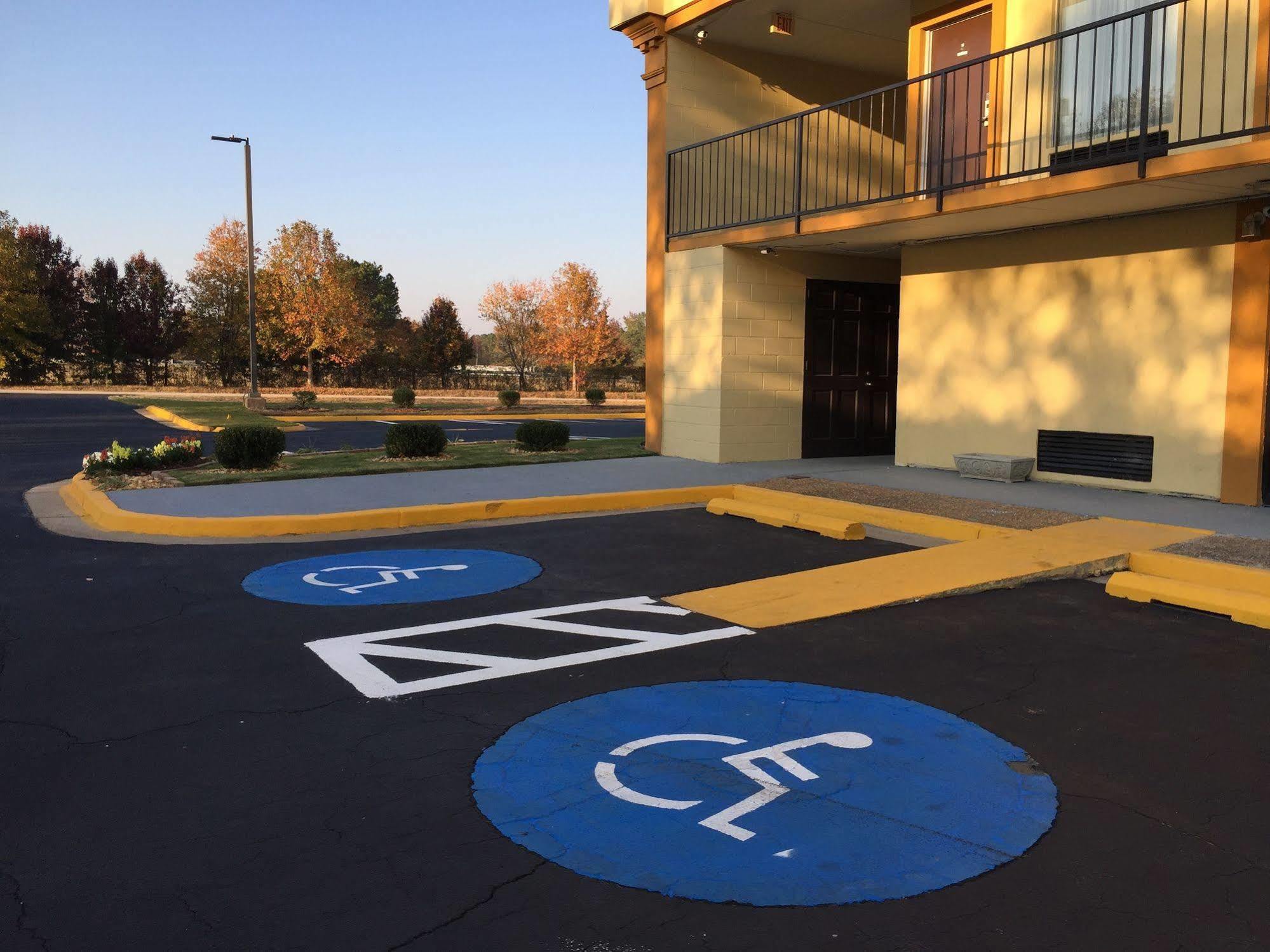 Days Inn By Wyndham Madison Bagian luar foto