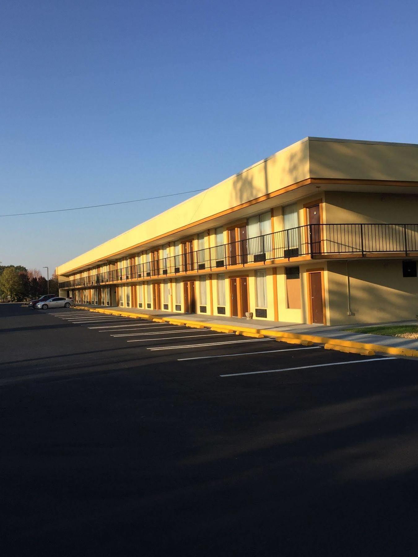 Days Inn By Wyndham Madison Bagian luar foto