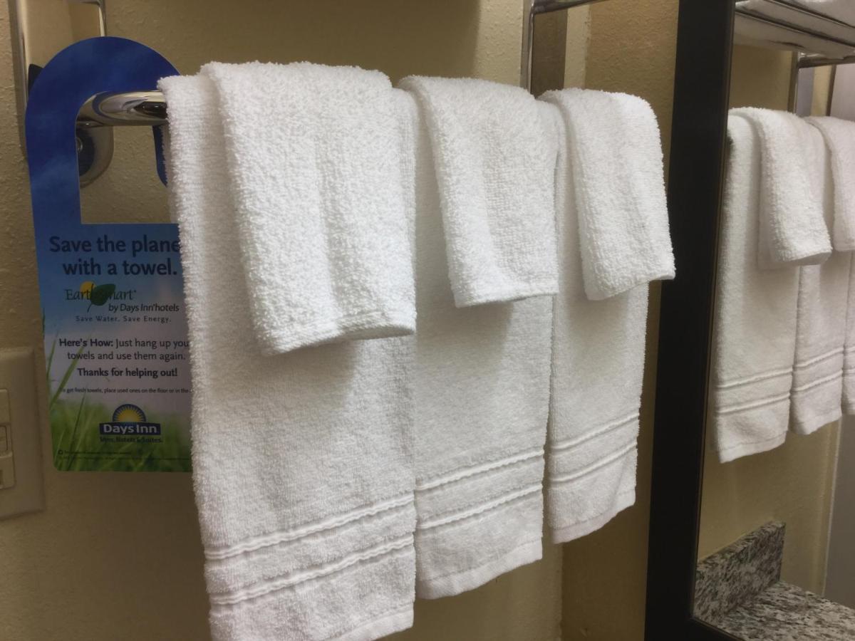 Days Inn By Wyndham Madison Bagian luar foto